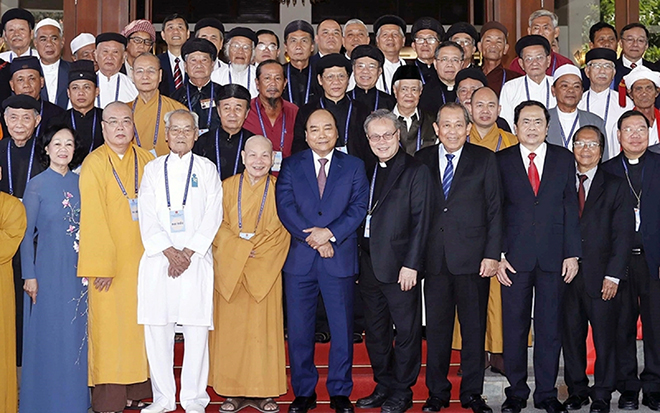 Thủ tướng Nguyễn Xuân Phúc (nay là Chủ tịch nước) gặp gỡ chức sắc tôn giáo năm 2019.